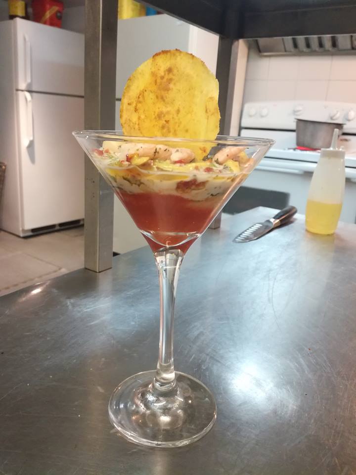 Le cocktail de la mer sur lit d’avocats, tomates séchés et réduction de ...